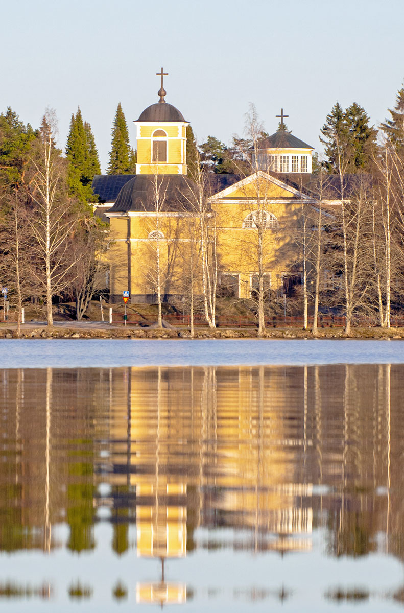 Kuva Mäntyharjun kirkosta Pyhävedeltä kuvattuna. 