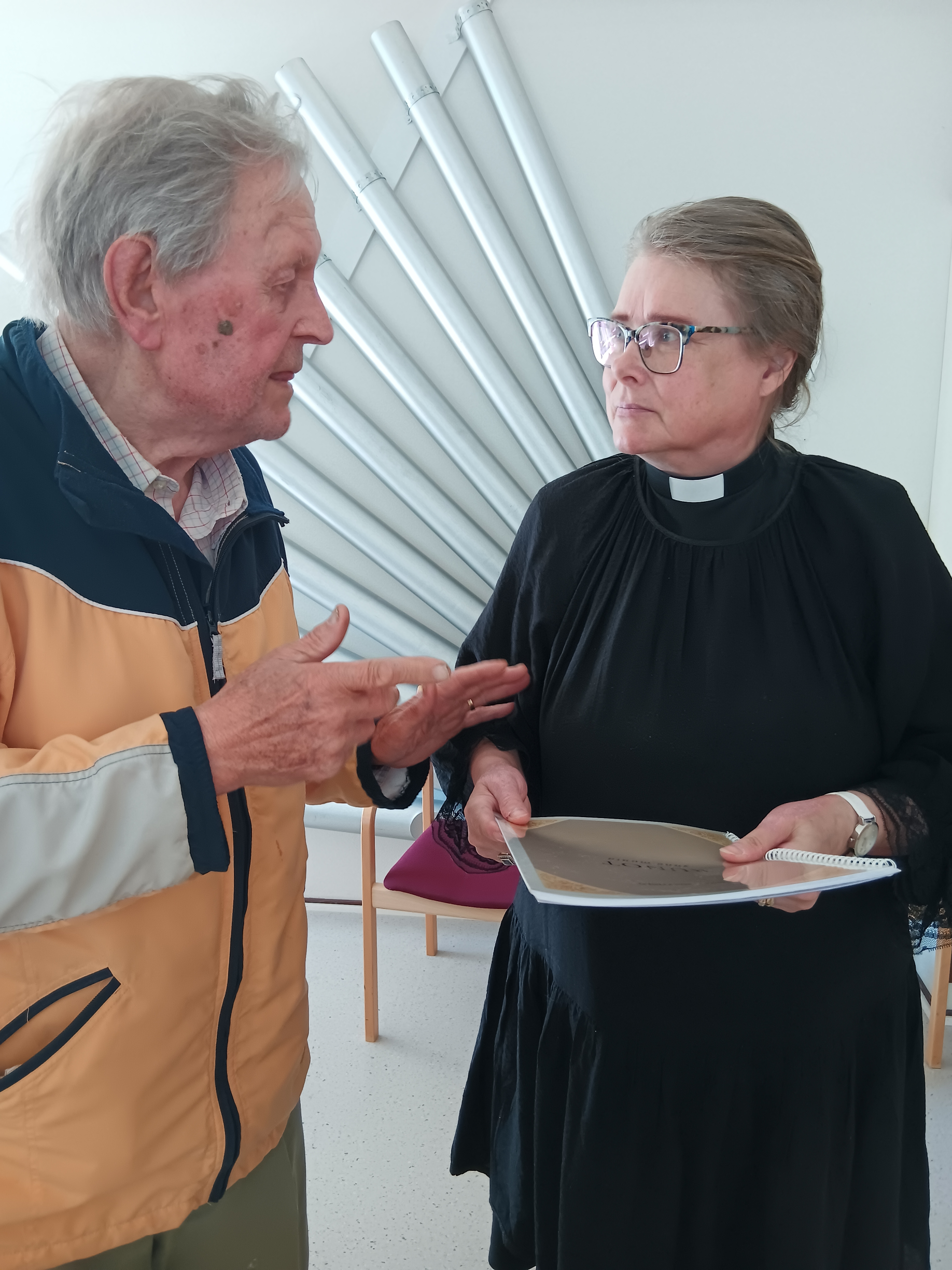 Pauli Miettinen lahjoitti kaksi kirjoittamaansa kirjaa seurakunnalle. Kirjat vastaanotti kirkkoherra Ann-Ma...