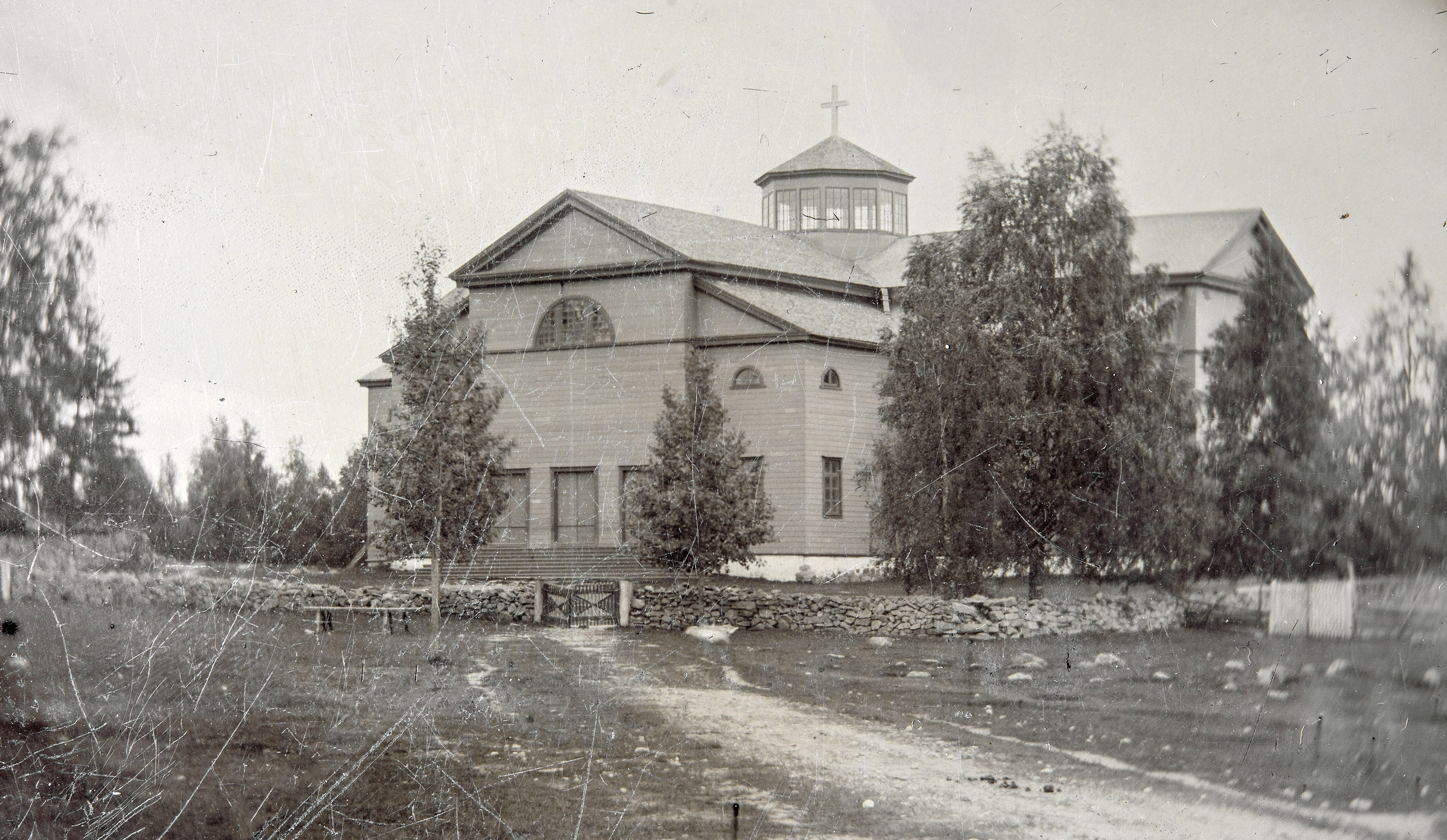 Kirkon kuva 1800-luvun loppupuolelta. Kuvaaja Ernst Domander.