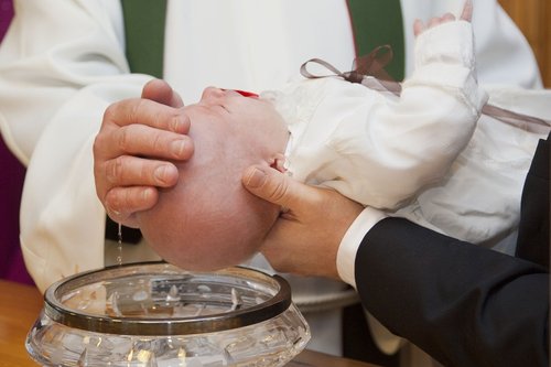 Pappi kastaa vauvan