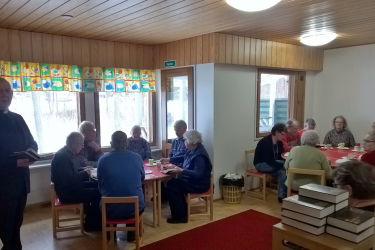 Seurakuntalaisia Lummerannan tupaantuliaisissa